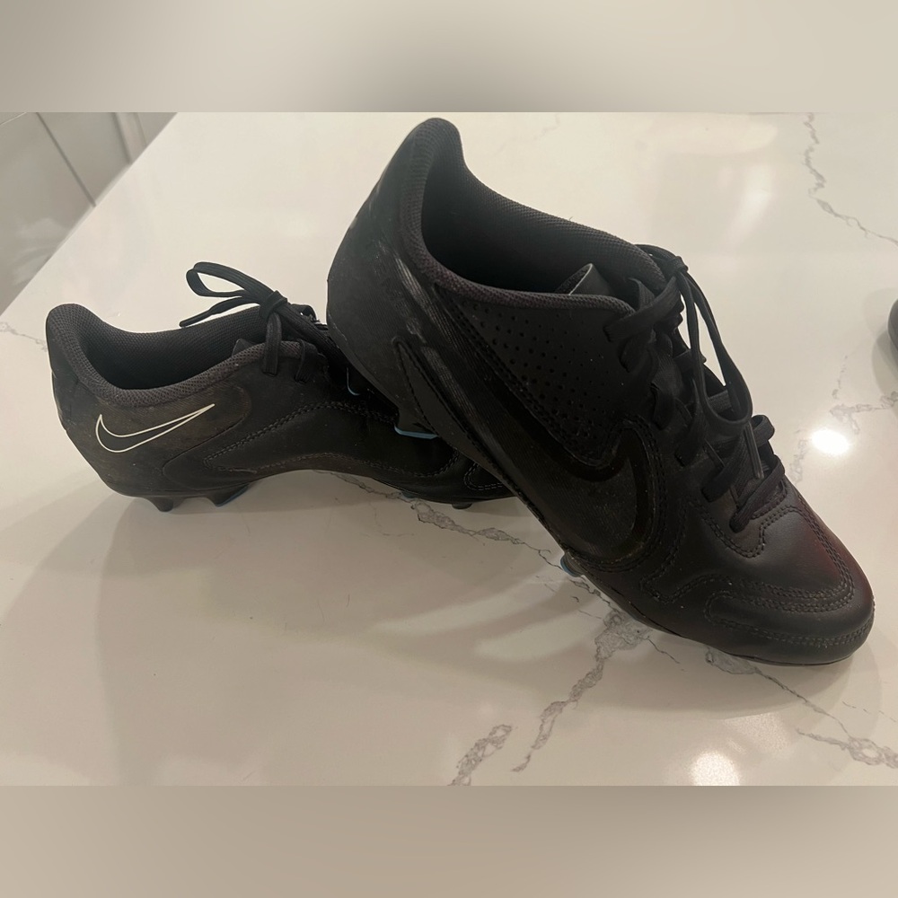 Youth unisex Nike Jr Tiempo Legend 9 Club MG Multi-Ground Soccer Cleats Size 6.5